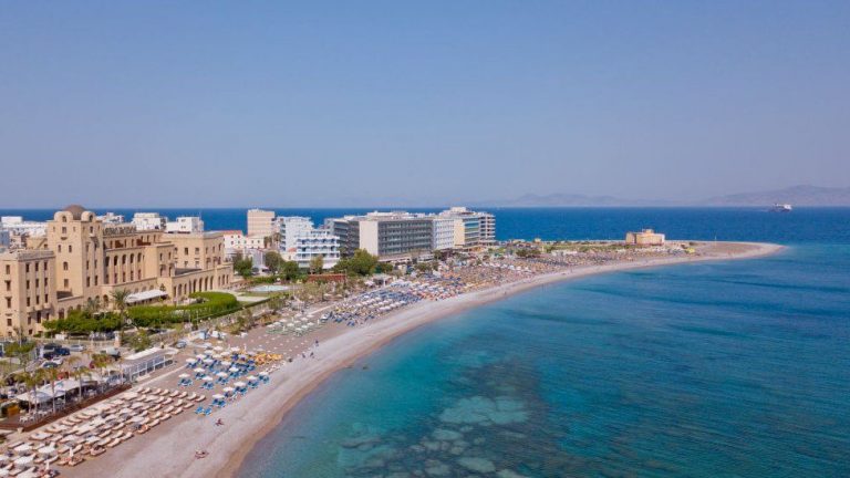 Covid-19: Dutch sign up for test holiday on Greek island