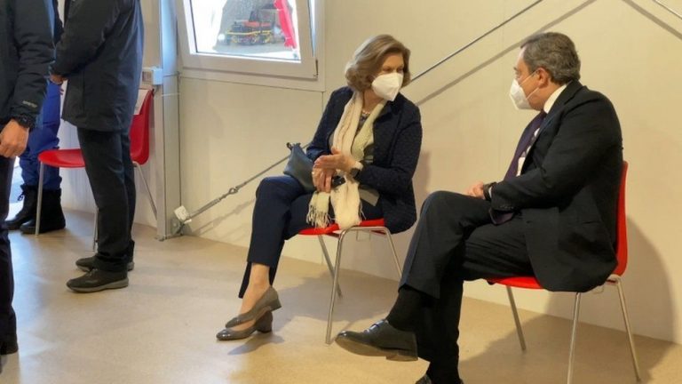 Covid: Italy introduces quarantine for EU travellers