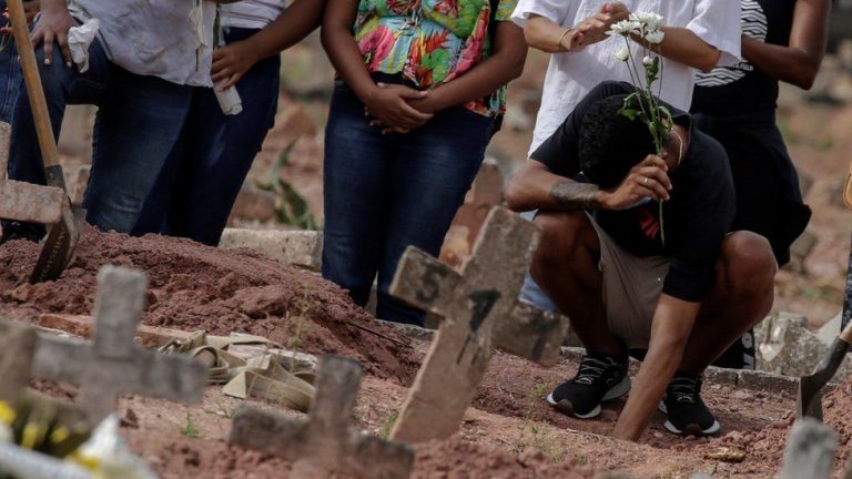 Covid: Brazil has more than 4,000 deaths in 24 hours for first time