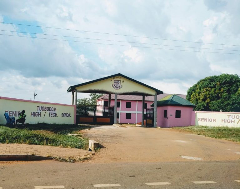 TUOBODOM SECONDARY TECHNICAL SCHOOL HAVE UNVEIL A STATUE TO HONOUR SOME DIGINITRIES