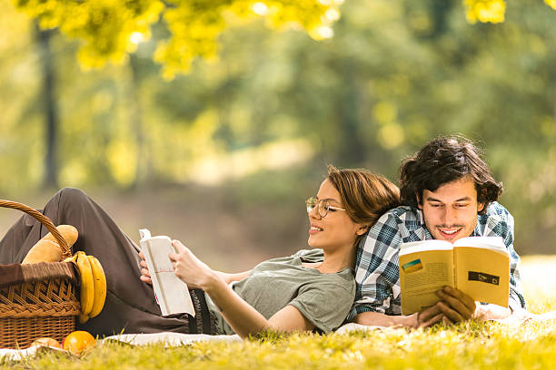 couple-reading-picnic