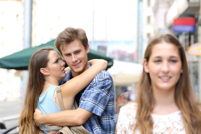 These are the best ways to deal with a flirty boyfriend