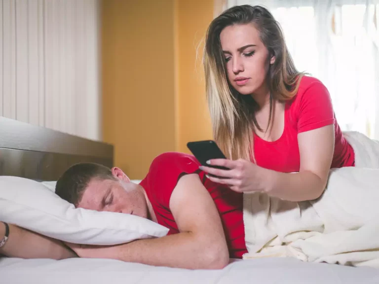 Things you should do if you plan on going through your partner’s phone